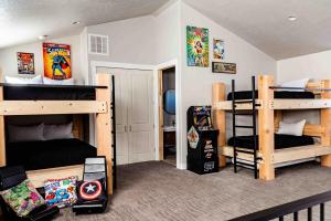 Una habitación con tres literas. en Daybreak Mountain Home East Zion & Bryce, en Orderville