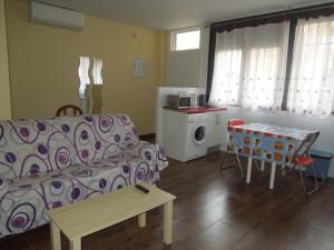 sala de estar con sofá y mesa en Apartamento Cuatro Torres, en Madrid