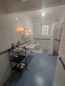 ein Badezimmer mit zwei Waschbecken und zwei Toiletten in der Unterkunft Hôtel Saint Andre in Saint-Tropez