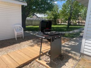 un barbecue con TV sopra di Zion Cottage Glendale a Glendale
