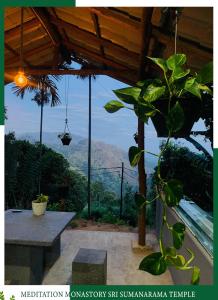 Vista generica sulle montagne o vista sulle montagne dall'interno della stanza in casa privata