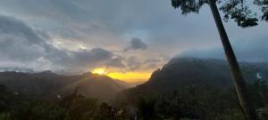 vista sul tramonto su una montagna di meditation monastery stay a Ella