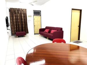 a living room with a table and a couch at Changlun Star Hotel in Changlun