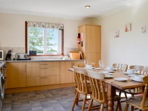Η κουζίνα ή μικρή κουζίνα στο Crumquhill Bungalow +16 φωτογραφίες