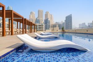 Una piscina con dos toboganes blancos en el techo de un edificio. en Exclusive Designer Studio by Marina, Beach & Mall, en Dubái