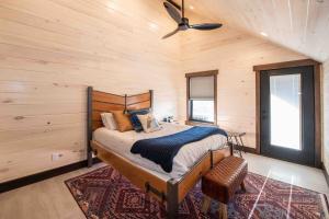 Ένα ή περισσότερα κρεβάτια σε δωμάτιο στο Juniper Ridge Luxury Lodge East Zion & Bryce
