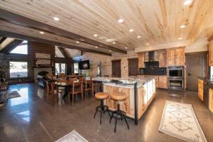 Η κουζίνα ή μικρή κουζίνα στο Juniper Ridge Luxury Lodge East Zion & Bryce