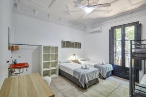 Posteľ alebo postele v izbe v ubytovaní Ella Hostel Gran Vía