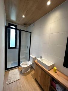 Un baño de Tiny house en pleno bosque a metros de la laguna