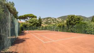 a tennis court with a net on top of it at Résidence Partenaire Le domaine de Garlande in Cavalaire-sur-Mer