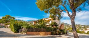a house with trees and plants on a street at Résidence Partenaire Le domaine de Garlande in Cavalaire-sur-Mer +42 photos
