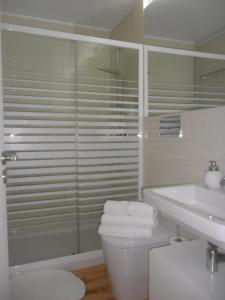 une salle de bains avec douche, toilettes et lavabo dans l'établissement Your Place Porto II, à Porto 42 autres photos