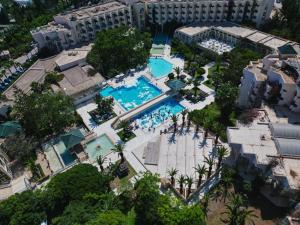 Bazén v ubytování Nahrawess Resort & Thalasso nebo v jeho okolí