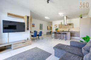 Μια τηλεόραση ή/και κέντρο ψυχαγωγίας στο Spacious 3BR home with Private Terrace & WIFI by 360 Estates +28 φωτογραφίες
