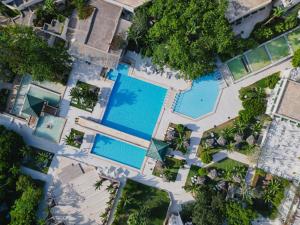 Bazén v ubytování Nahrawess Resort & Thalasso nebo v jeho okolí
