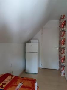 Kuchnia lub aneks kuchenny w obiekcie Biały na poddaszu