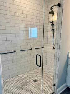 A bathroom at Charming 1-bedroom in-law suite with elevator access and a waterfront view Még 10 kép