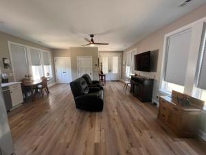 A television and/or entertainment centre at Charming 1-bedroom in-law suite with elevator access and a waterfront view