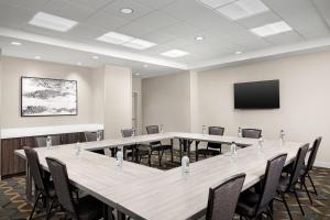 プレインフィールドにあるResidence Inn by Marriott Indianapolis Plainfieldのカンファレンスルーム(テーブル、椅子、薄型テレビ付) +26枚の写真