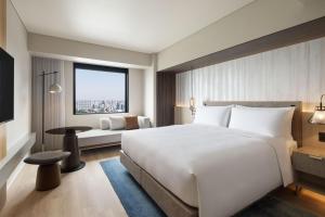 Postel nebo postele na pokoji v ubytování Courtyard by Marriott Sapporo