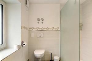 a bathroom with a toilet and a shower at Pur Wohnen- Wohnung Ost in Bad Griesbach +19 photos