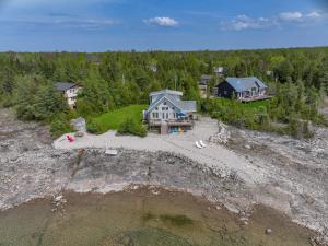 een luchtzicht op een groot huis op een heuvel bij Elysium - Perfect Waterfront for the Holidays in Red Bay