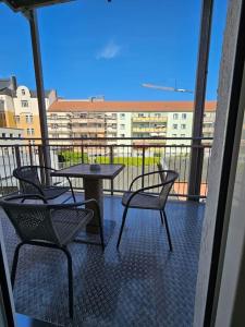 a balcony with four chairs and a table on a balcony at familienfreundlich im Zentrum Citypoint in Plauen