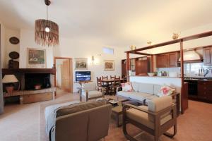 a living room with a couch and a table at Appartamento Villa Poggio La Leona in Cerbaia