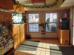 Habitación con ventanas y cocina con alfombras en el suelo en Inns of California Salinas, en Salinas