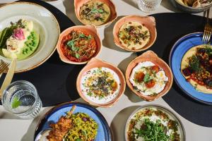 Una mesa llena de platos de comida sobre una mesa. en The Westin Warsaw, en Varsovia