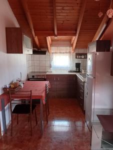 O bucătărie sau chicinetă la Noufara Apartments