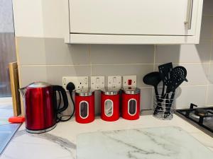 Η κουζίνα ή μικρή κουζίνα στο NEW Modern 3 Bedroom Contractor House Short Lets Free Parking & Wifi by Jesswood Properties, Close to Town