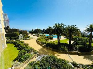 una vista aerea su un parco con palme e piscina di Costa del Este a Concón
