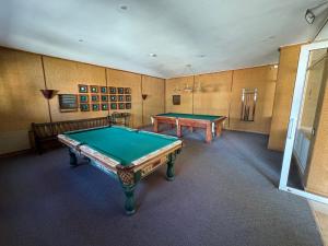 una stanza con due tavoli da ping pong di Costa del Este a Concón