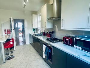 Η κουζίνα ή μικρή κουζίνα στο NEW Modern 3 Bedroom Contractor House Short Lets Free Parking & Wifi by Jesswood Properties, Close to Town