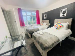 Ένα ή περισσότερα κρεβάτια σε δωμάτιο στο NEW Modern 3 Bedroom Contractor House Short Lets Free Parking & Wifi by Jesswood Properties, Close to Town