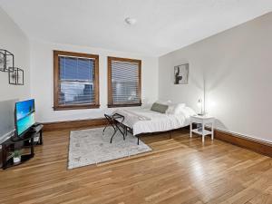 Μια τηλεόραση ή/και κέντρο ψυχαγωγίας στο Quiet Studio On Grand - Heart Of Downtown!