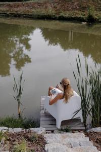 Výhled na řeku, která protéká v blízkosti prázdninového areálu