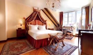 Postel nebo postele na pokoji v ubytování Alchymist Prague Castle Suites Hotel