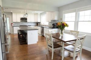 Η κουζίνα ή μικρή κουζίνα στο Spacious Modern Home in West Freehold