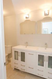 Φωτογραφία από το άλμπουμ του Spacious Modern Home in West Freehold σε Stonehurst West +44 φωτογραφίες