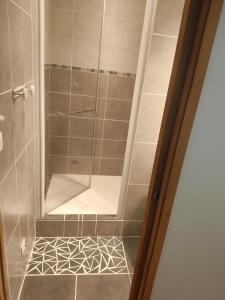 Bilik mandi di Chambre avec salle de bain privative - Literie qualité - Calme - Simplicité +7 gambar