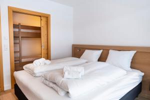 Łóżko lub łóżka w pokoju w obiekcie Gerlos Alpine Estate - Gerlos
