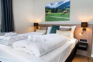 Łóżko lub łóżka w pokoju w obiekcie Gerlos Alpine Estate - Gerlos
