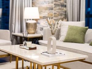 Χώρος καθιστικού στο Elegant Two Bedroom Apartment with Large Balcony and Panoramic Downtown Skyline & Boulevard Views by Luxury Space