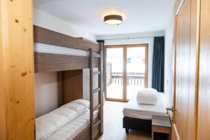 Łóżko lub łóżka w pokoju w obiekcie Gerlos Alpine Estate - Gerlos