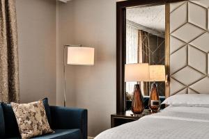 Postel nebo postele na pokoji v ubytování Sheraton Grand Warsaw