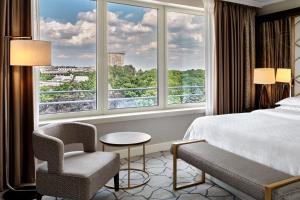 Postel nebo postele na pokoji v ubytování Sheraton Grand Warsaw