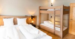 Łóżko lub łóżka w pokoju w obiekcie Gerlos Alpine Estate - Gerlos