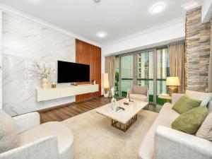 Μια τηλεόραση ή/και κέντρο ψυχαγωγίας στο Elegant Two Bedroom Apartment with Large Balcony and Panoramic Downtown Skyline & Boulevard Views by Luxury Space +68 φωτογραφίες